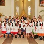 Zdjęcie grupowe osób uczestniczących w dożynkach