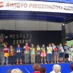 Zdjęcie dzieci na scenie