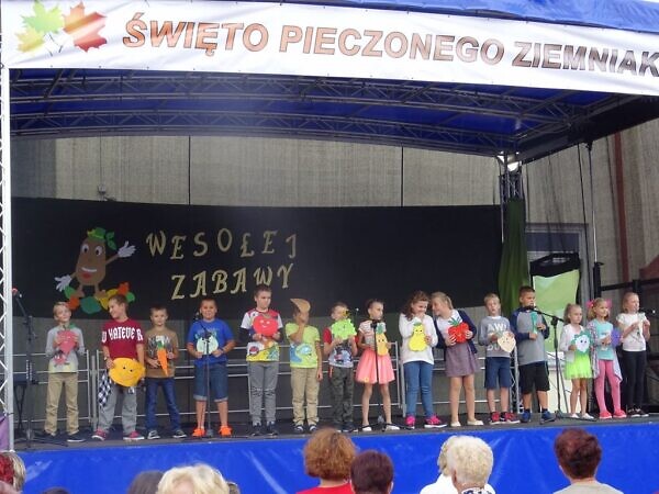 Zdjęcie dzieci na scenie