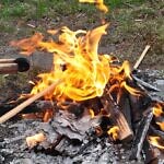 Zdjęcie ogniska rozpalonego przed kościołem