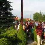 Zdjęcie parafian adorujących krzyż