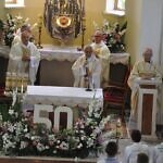 Zdjęcie ołtarza z dekoracyjnymi cyframi "50"