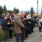Zdjęcie ludzi zgromadzonych przy pomniku z wieńcami