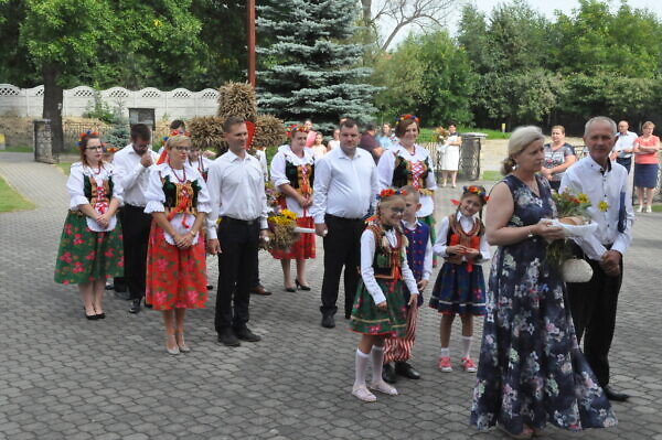 Zdjęcie parafian podczas dożynek