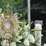 Zdjęcie monstrancji na ołtarzu polowym