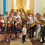 Zdjęcie ubranych w stroje ludowe parafian