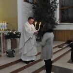 Zdjęcie księdza błogosławiącego świecą