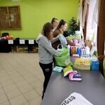 Zdjęcie wolontariuszy pakujących dary