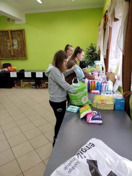 Zdjęcie wolontariuszy pakujących dary